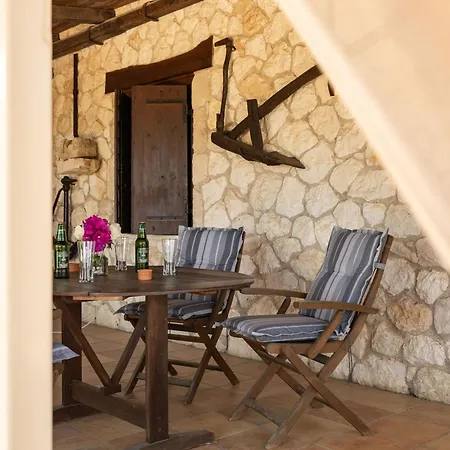 Prázdninový dům Vardiola Houses, Close To Agios Sostis Beach, By Zantewize *