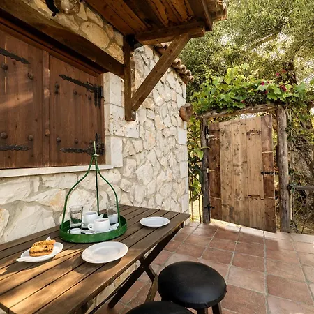 Сasa de vacaciones Vardiola Houses, Close To Agios Sostis Beach, By Zantewize *