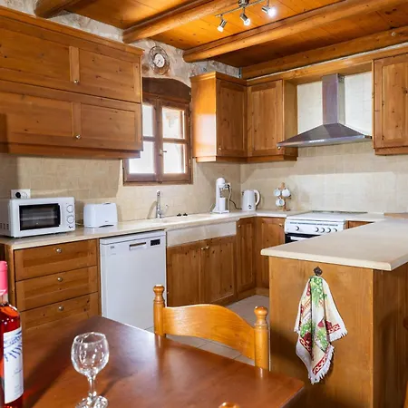 Сasa de vacaciones Vardiola Houses, Close To Agios Sostis Beach, By Zantewize *