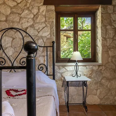 Vakantiehuis Vardiola Houses, Close To Agios Sostis Beach, By Zantewize