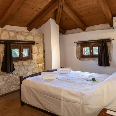 Vardiola Houses, Close To Agios Sostis Beach, By Zantewize Hébergement de vacances *