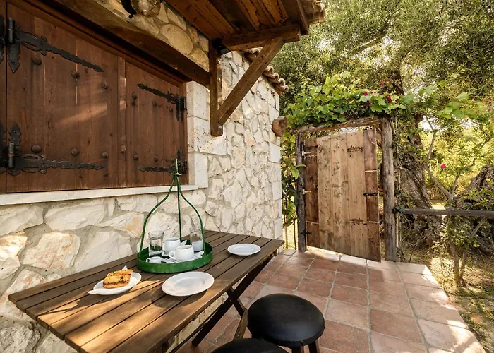 Casa vacanze Vardiola Houses, Close To Agios Sostis Beach, By Zantewize *