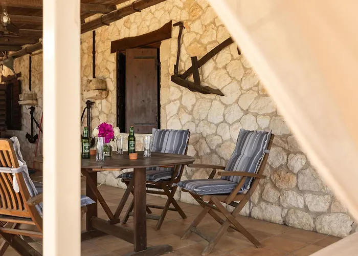 Casa vacanze Vardiola Houses, Close To Agios Sostis Beach, By Zantewize *